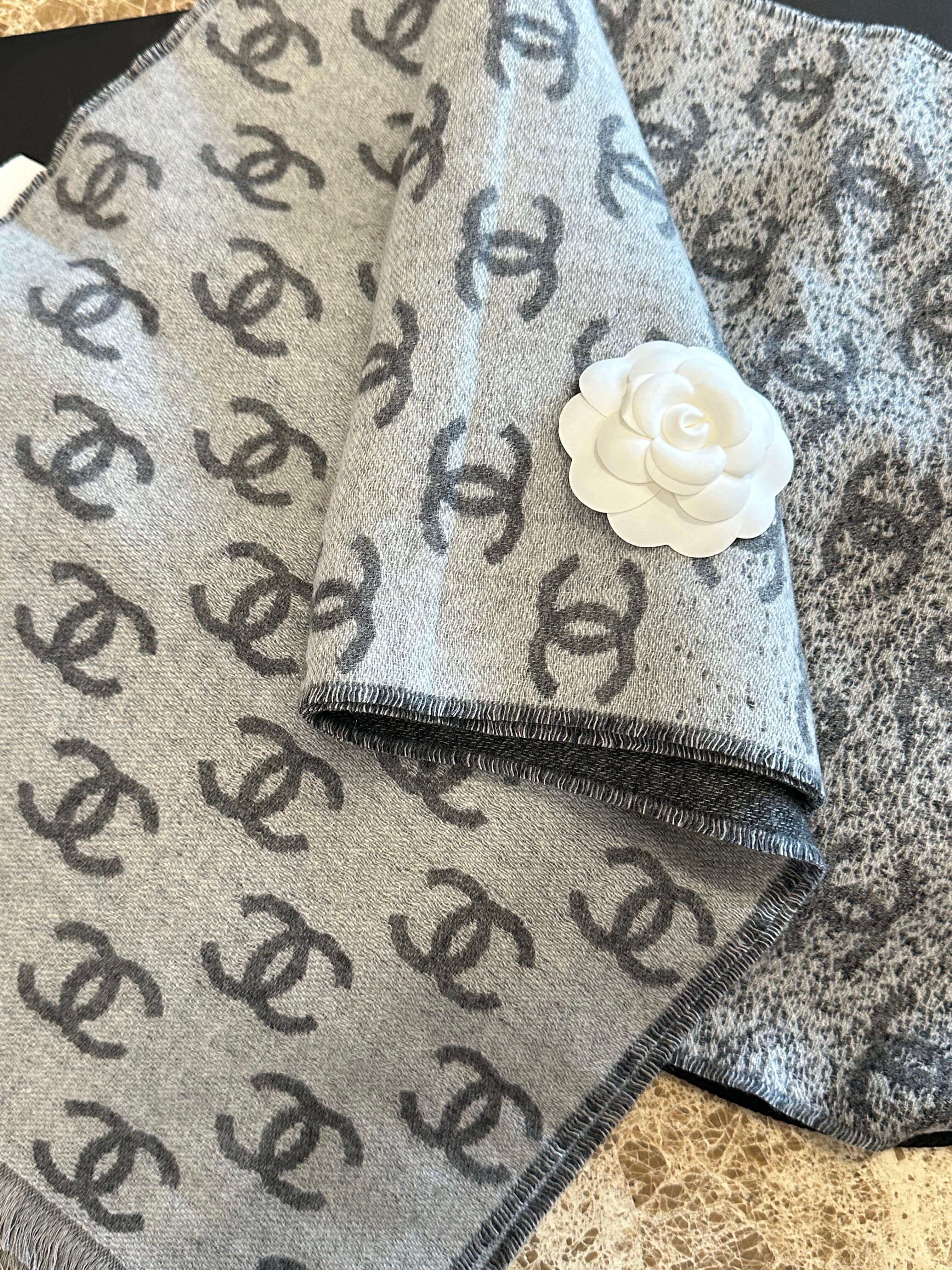 Light gray double ring texture three-dimensional flower decoration knitted shawl