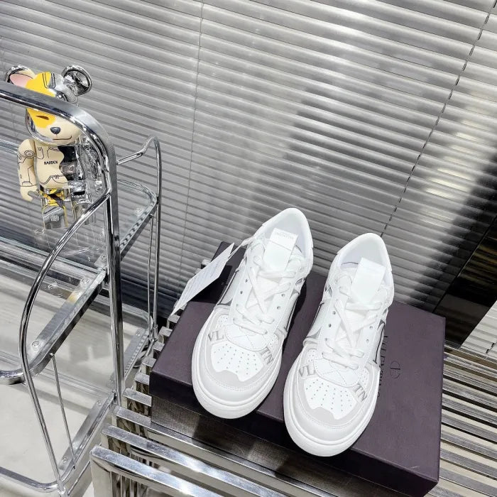 V - SNEAKERS