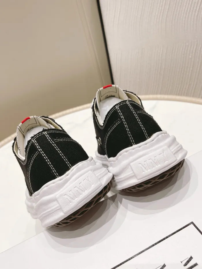 A - SNEAKERS