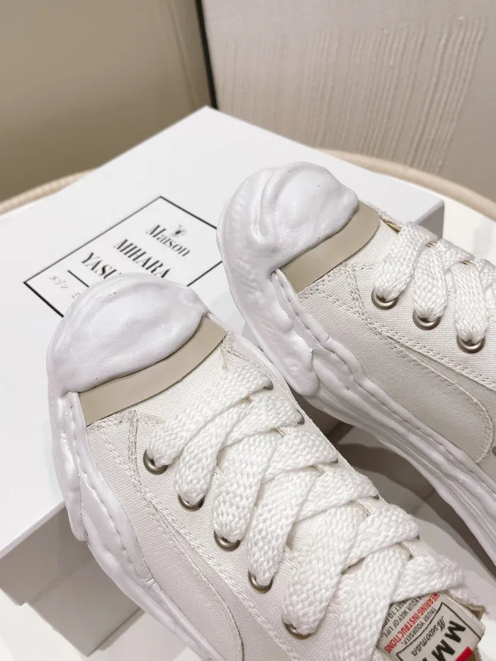 A - SNEAKERS