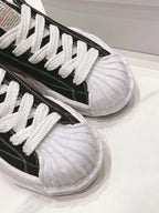A - SNEAKERS