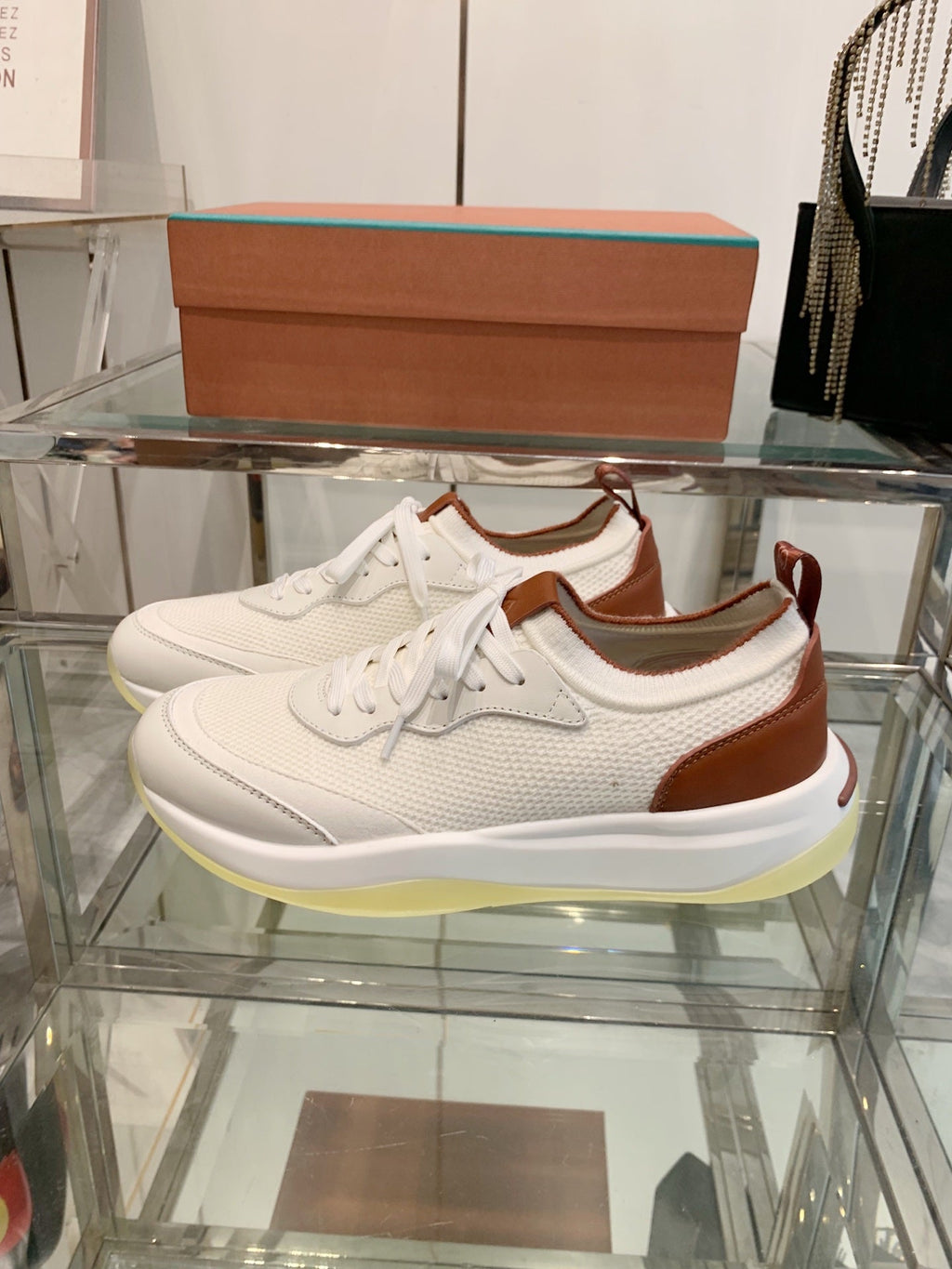 L-Sneakers